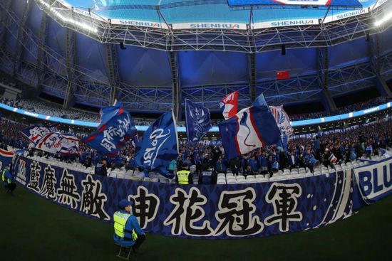 在露出光的公园里