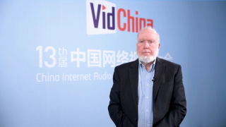 趴在美妇翘臀后面耸动视频a